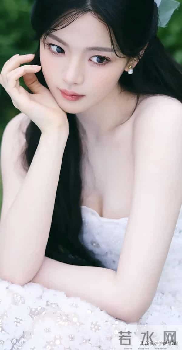 杨超越,除了颜值和身材,就剩性感了!