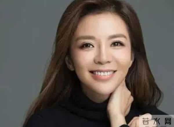 央视主持人朱迅:挚爱离世,抗癌16年,51岁与大自然为伴,今又在景区救人!真是人美心善~。