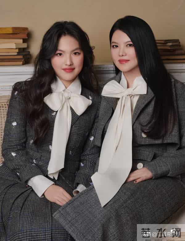 王诗龄现身上海参加活动，这次衣服穿对了，与何超莲同框好养眼