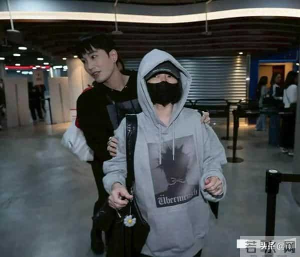 小S去看韩星权志龙演唱会，男助理搂着她肩膀一直保护，举止亲密