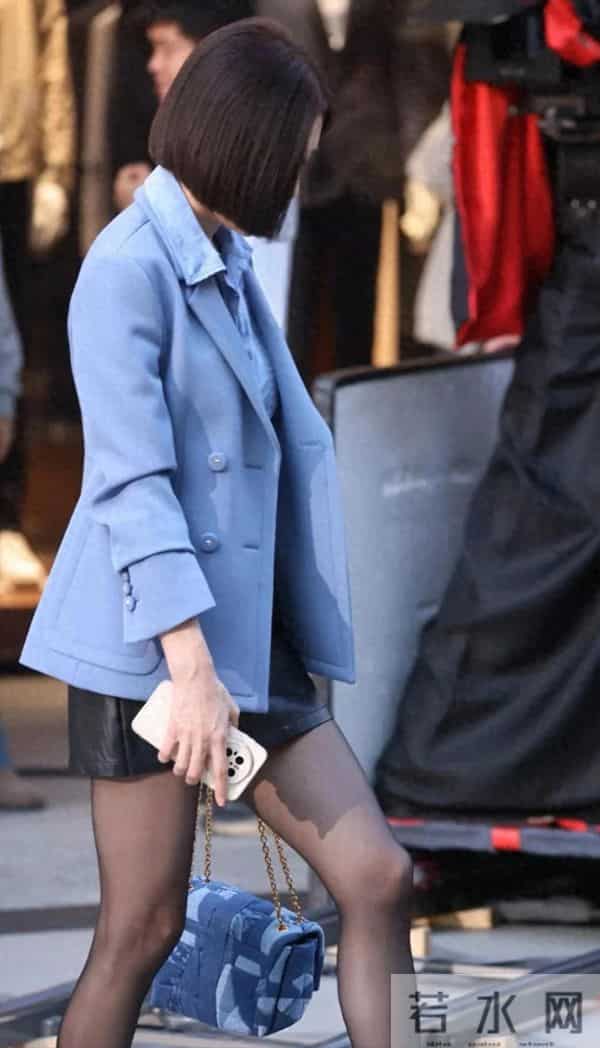 46岁秦岚现身宁波街头,她穿着黑丝袜,踩着用透明胶绑着的高跟鞋