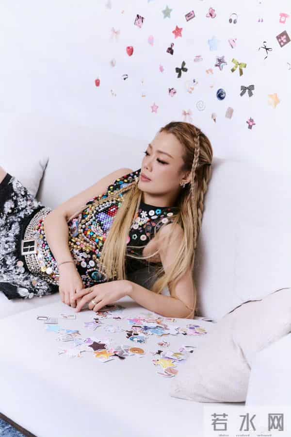 容祖儿居家私房美拍,牛仔筒靴又酷又美