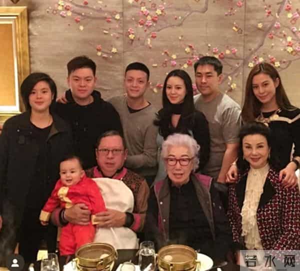 68岁谢玲玲曝光上海家人合照！弟弟一家俊男美女，外甥女美若女星