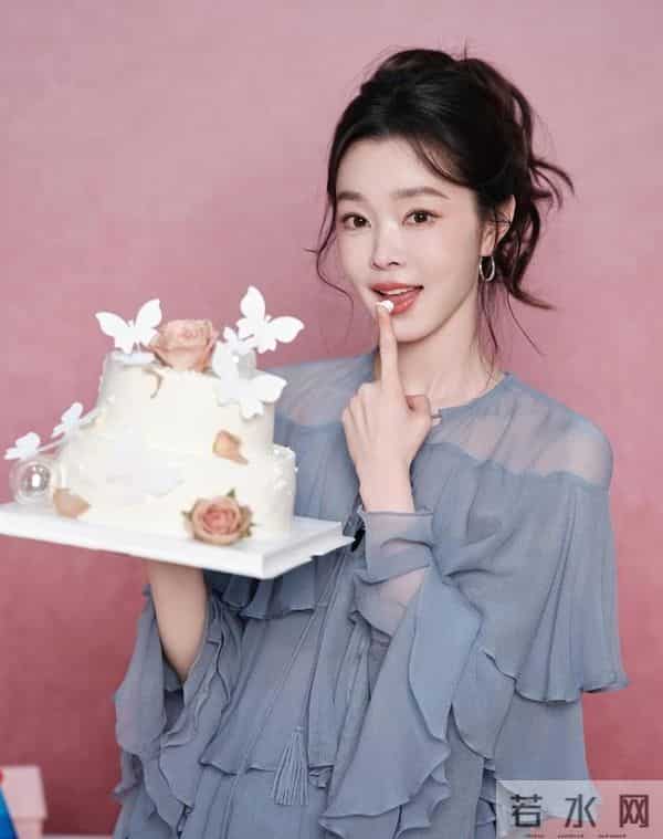 宋轶晒36岁庆生照,明媚动人,可盐可甜超带感,大长腿白得晃眼!