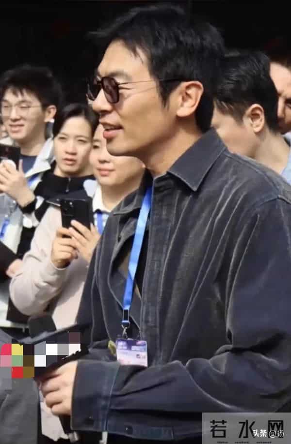 42岁朱亚文现身南京旅游，高大帅气人群里好显眼，脸上皱纹显成熟