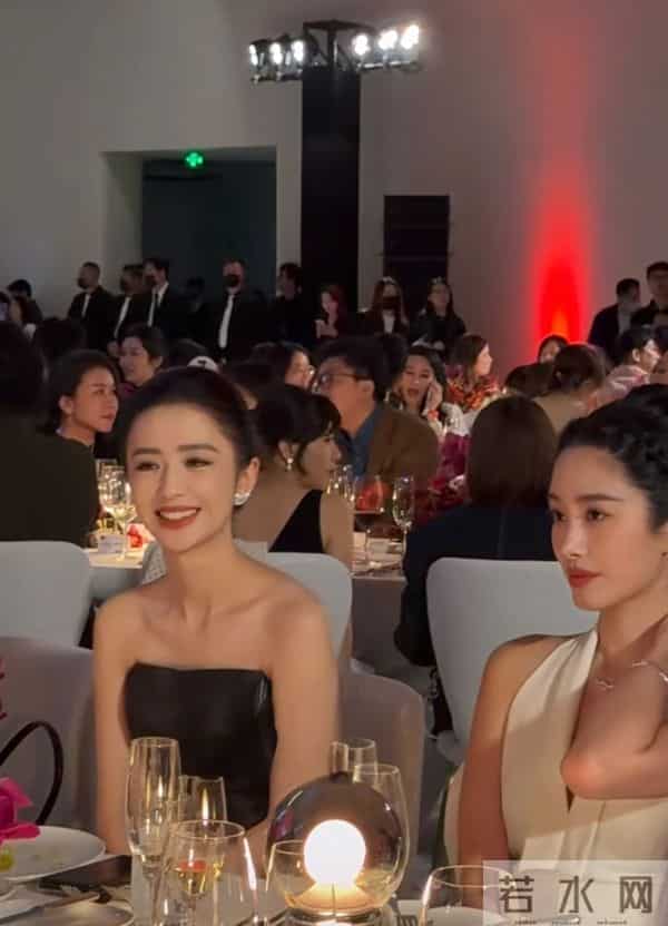 佟丽娅与杨采钰参加晚宴坐一起，一个黑裙一个白裙，美的太耀眼！