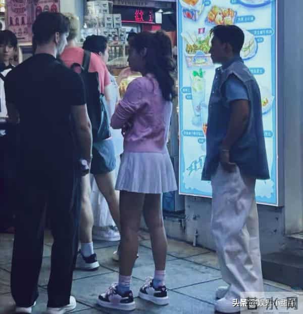 刘畊宏爱妻王婉霏47岁身材太火辣!澳门街头穿短裙嫩如少女!