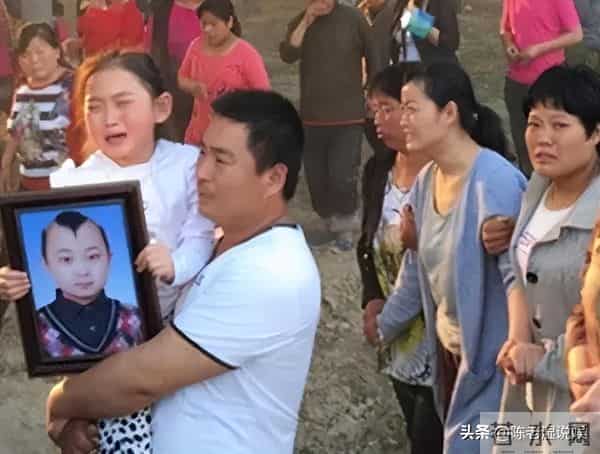 6岁上春晚年入百万,被父母“吸干血”的邓鸣贺,去世前年仅八岁