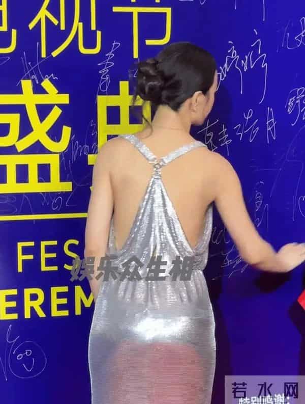 32岁李梦红毯造型屡破尺度,为何从不穿内衣真空秀背深V博出位吗