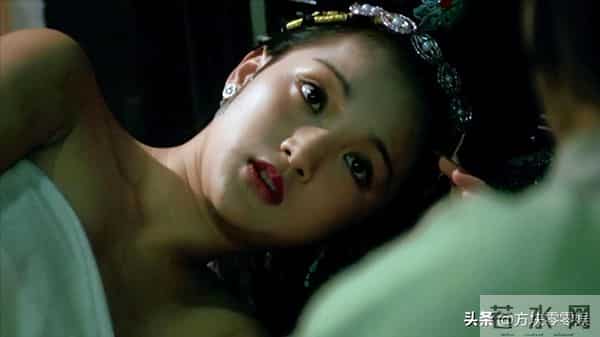 50岁周迅头发花白,瘪嘴模样一脸老态认不出,无儿无女成最大遗憾