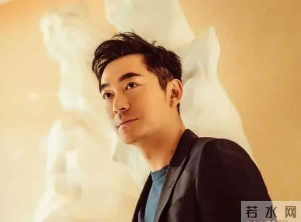 陆毅同班同学朱泳腾,与初恋富婆恩爱17年,但15岁儿子不像他