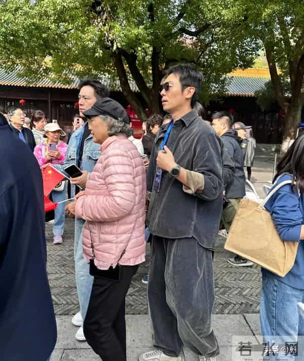 42岁朱亚文现身南京旅游，高大帅气人群里好显眼，脸上皱纹显成熟