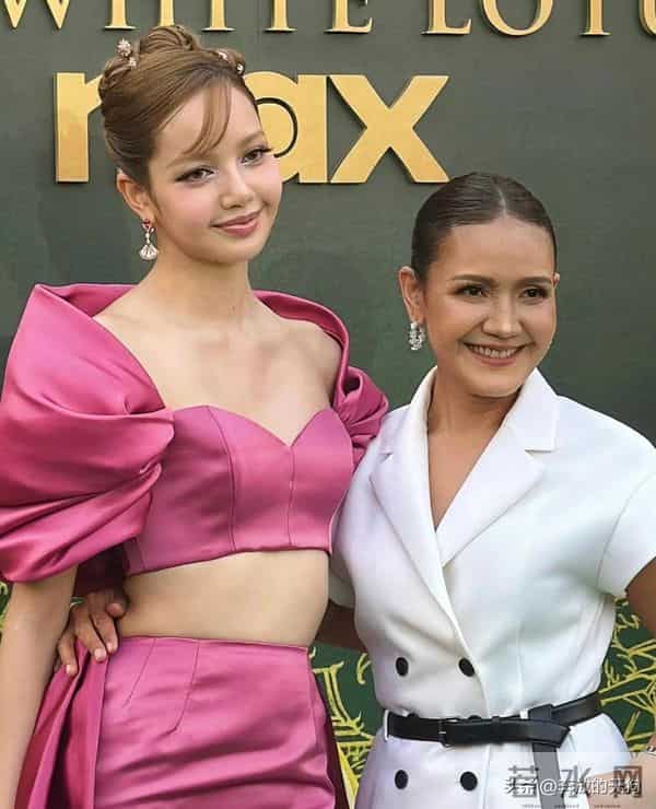 Lisa和妈妈一起出席新剧首映礼,精心打扮却被吐槽像泰剧里的女佣