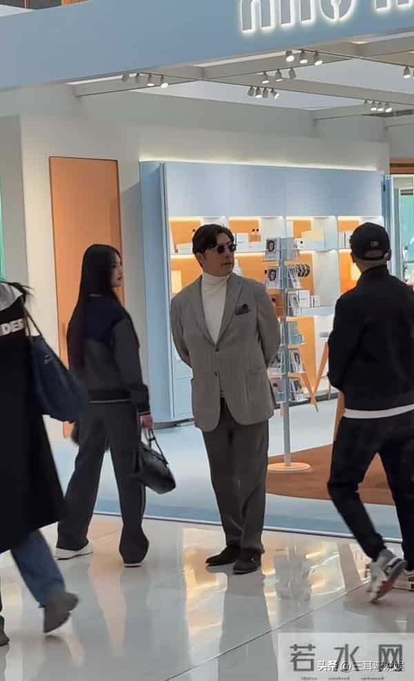 王诗龄现身上海参加活动，这次衣服穿对了，与何超莲同框好养眼