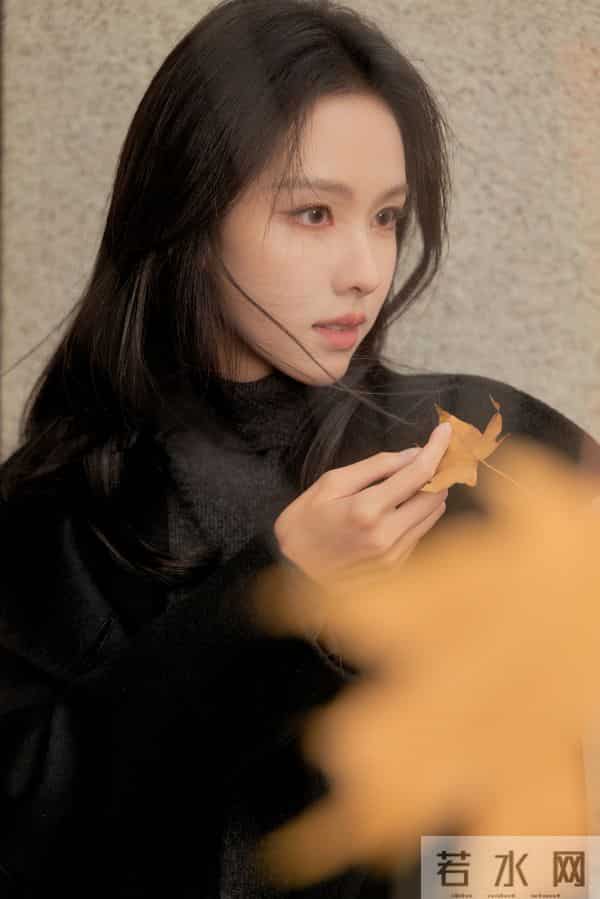 女星陈都灵与秋风约会:谱写梦幻篇章!