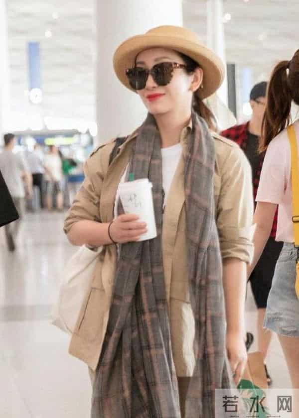 秦海璐真是中年女性穿搭标杆!卡其色西装+直筒裤,时髦又高级