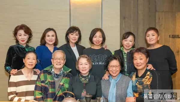 50年同窗聚！刘嘉玲回苏州被夸“逆生长”，凭啥比同学嫩？