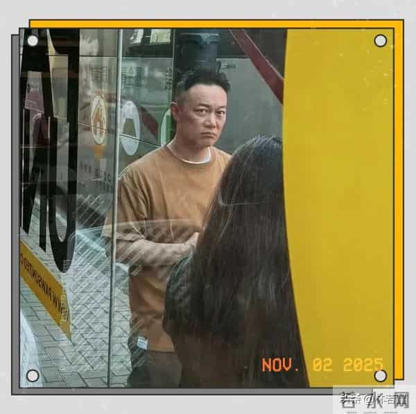 陈奕迅徐濠萦现身香港街头被偶遇,51岁陈奕迅换了发型,帅翻了!