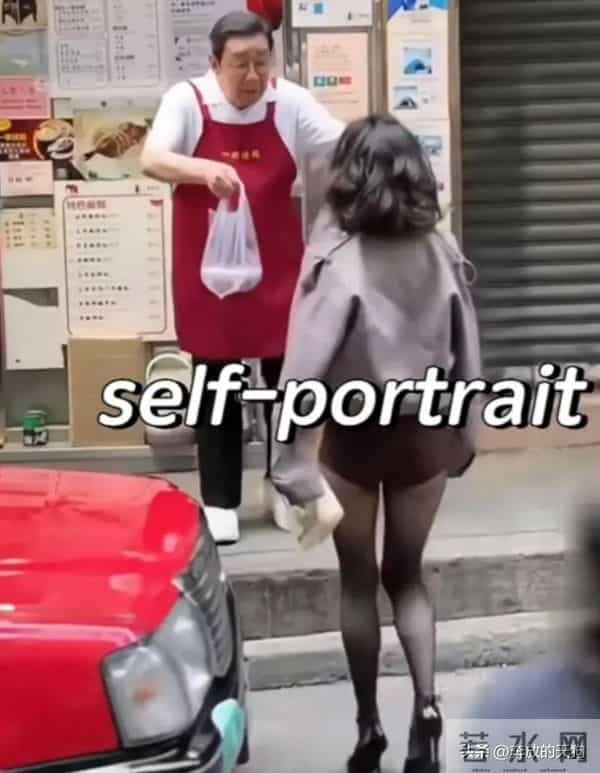 59岁刘嘉玲香港街头彻底放飞,三角裤外穿配黑丝袜,这是啥新潮流