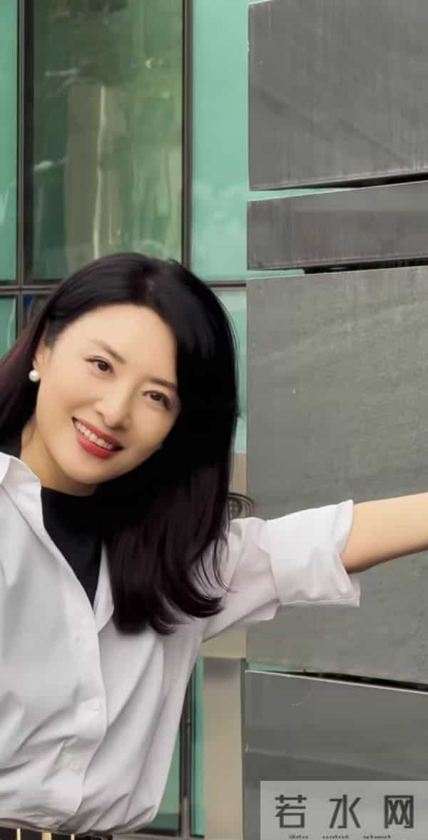 当年一排主持人就周涛最好看,那么落落大方,气质优雅