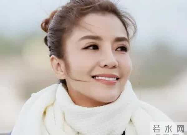 央视主持人朱迅:挚爱离世,抗癌16年,51岁与大自然为伴,今又在景区救人!真是人美心善~。