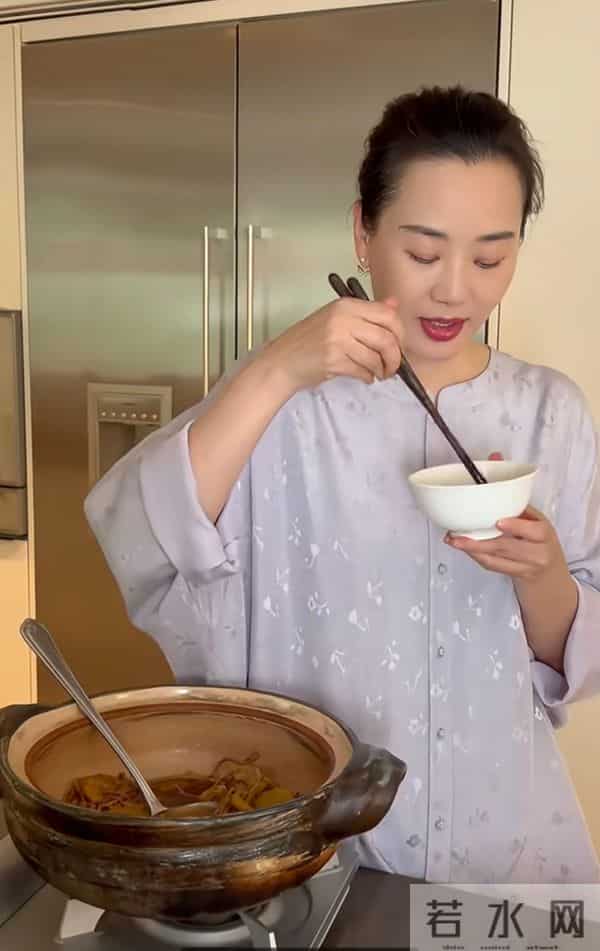 55岁林依轮为大儿子庆生,家中温馨典雅,林依轮和哥哥姐姐很像!