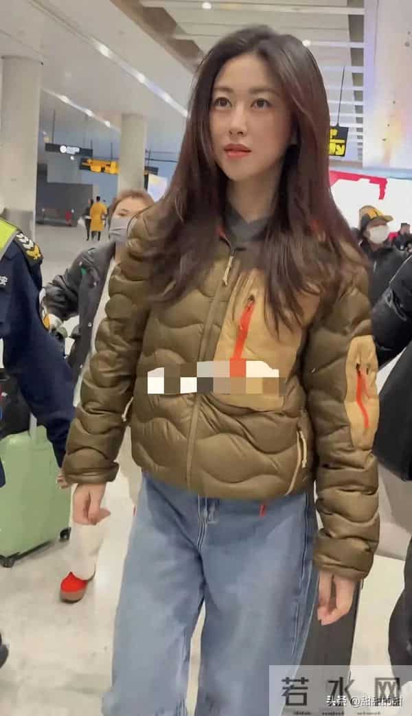 朱珠机场穿"吐司羽绒服"太绝！素颜被追着问链接～