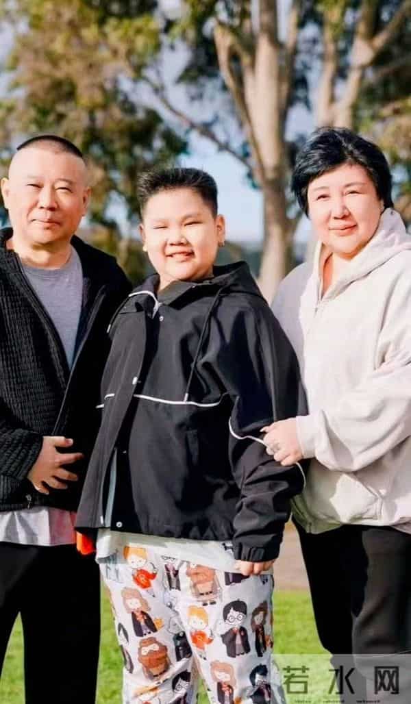 郭德纲带妻儿澳洲度假，大庄园挽手合照，郭汾阳扎耳洞手机不离手