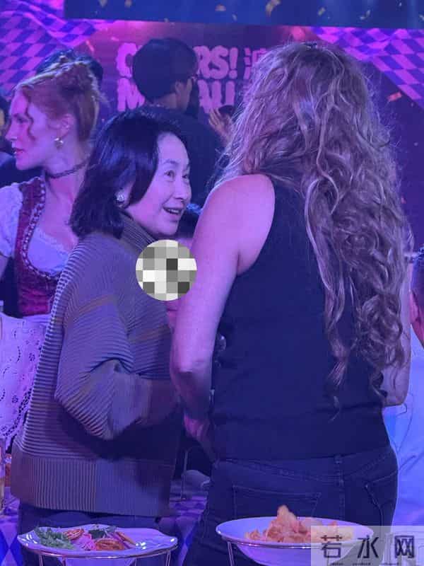 何超琼戴大钻石耳饰很华丽,她的头发白了,她和何超盈女儿合影