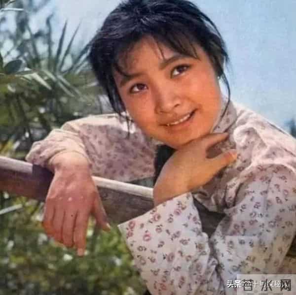 让春晚导演给全国观众道歉，入美国籍后却回国捞金，她有什么来头