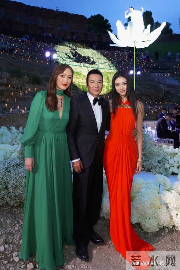 任达华一家意大利参加婚礼,20岁任晴佳身材高挑,又瘦又美如超模