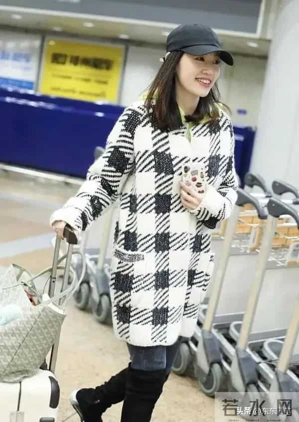 马蓉离开王宝强9年后更美了,走机场不忘秀玉女腿,越活越像明星