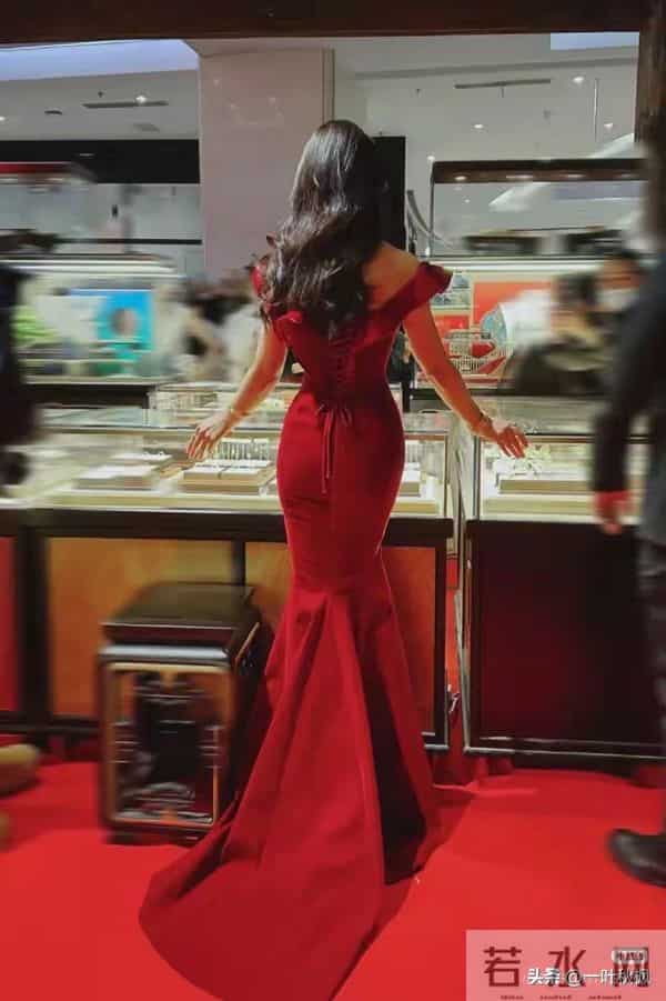 哇塞!刘涛这肥臀,算是圈内第一了吧,麻花辫配包臀裙太显年轻了