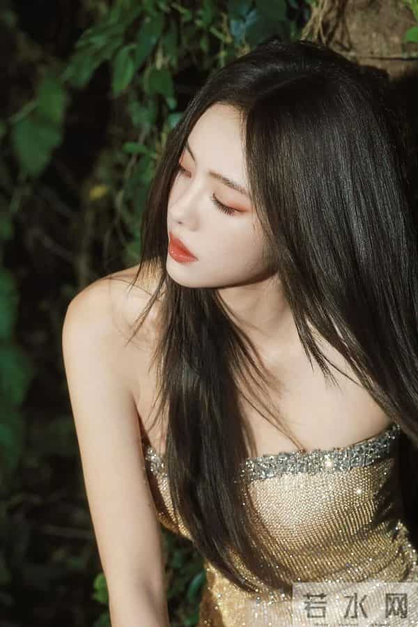 蔡文静抹胸裙超美