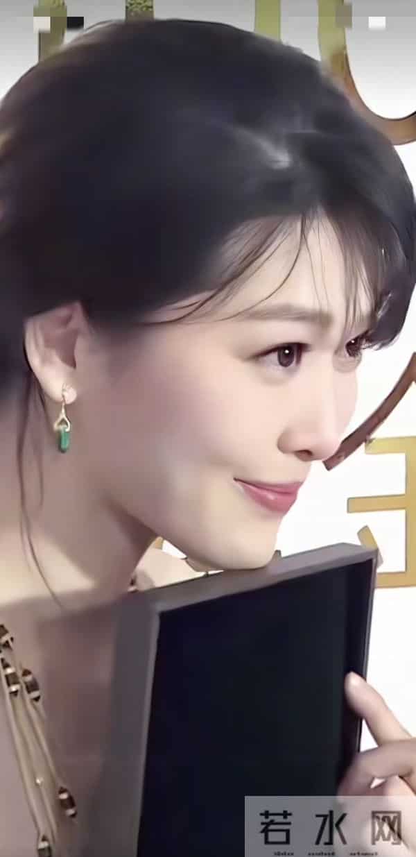 周丽淇真是360度的美,眼睛有特点,会放电,皮肤也是白皙无暇