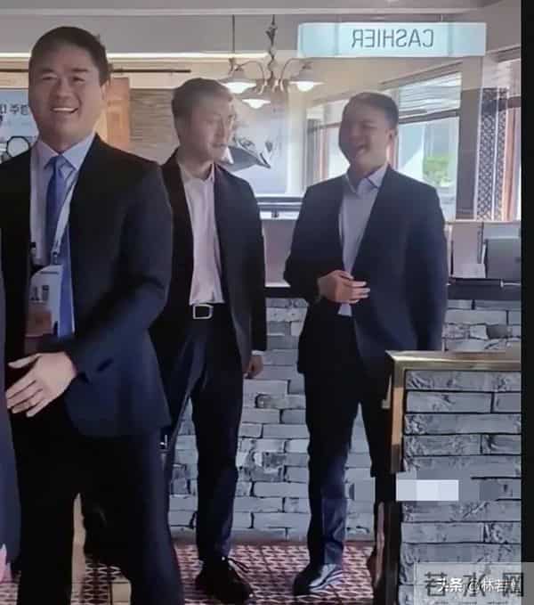 刘强东章泽天出席峰会,夫唱妇随好甜蜜,章泽天打扮休闲,很松弛