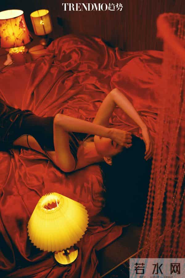 真看不出来 徐璐挺放的开的 蹦迪嗨玩 肚兜美背撩人