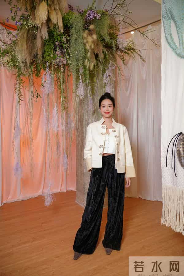 杨采钰和妈妈合照曝光,杨妈妈漂亮又有气质,看起来好年轻的呀!