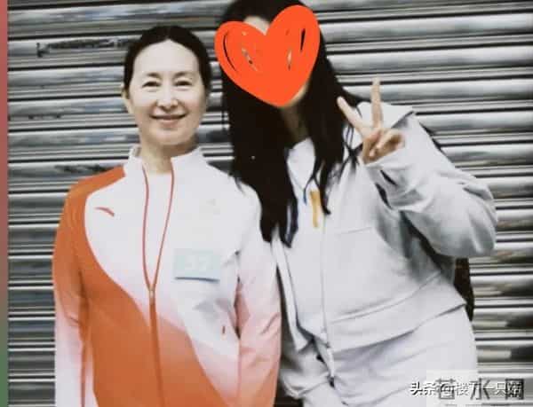 何超琼澳门火炬传递 扎马尾穿运动服优雅 挥手亲和力 真人温柔有气质