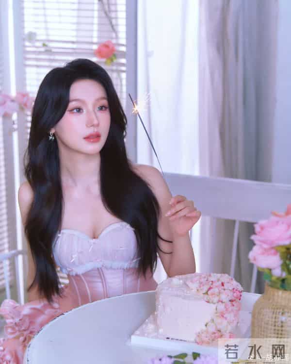 胡亦瑶长相甜美，身材却很火辣哦！