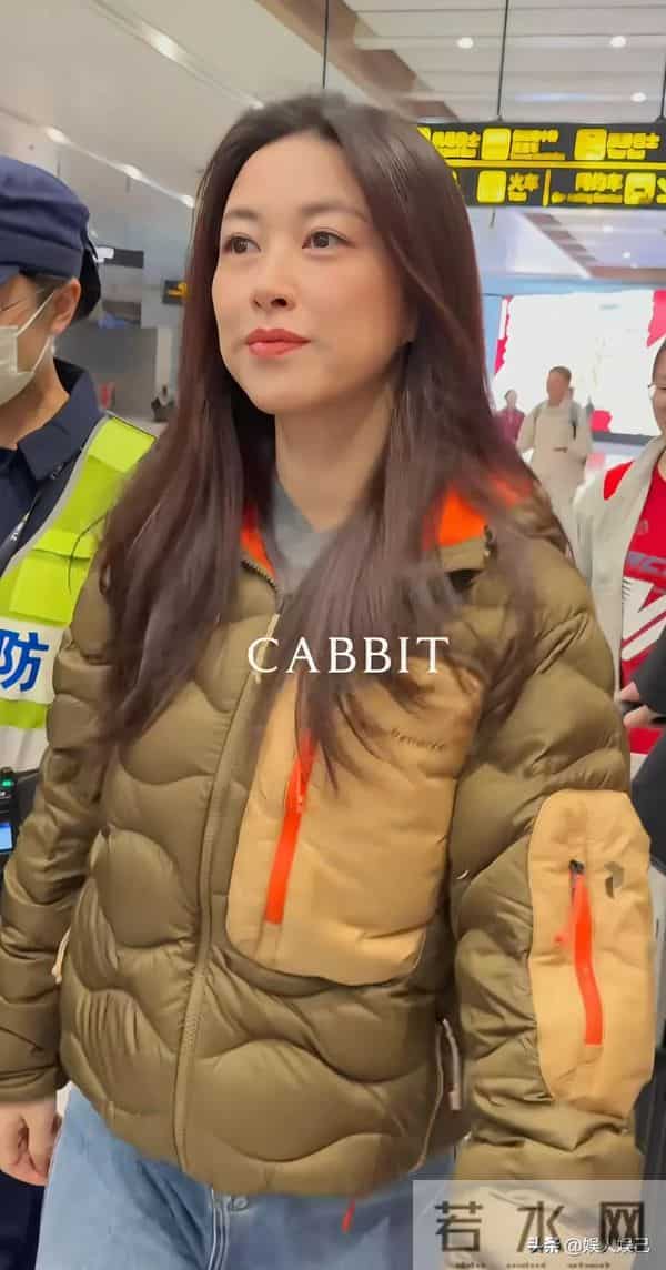 朱珠机场被偶遇,吐司羽绒服配牛仔裤,人美气质佳,穿啥都超养眼