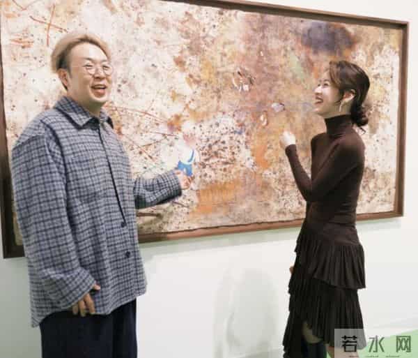 杜海涛和刘强东老婆章泽天一起看展,身材苗条有气质,很美