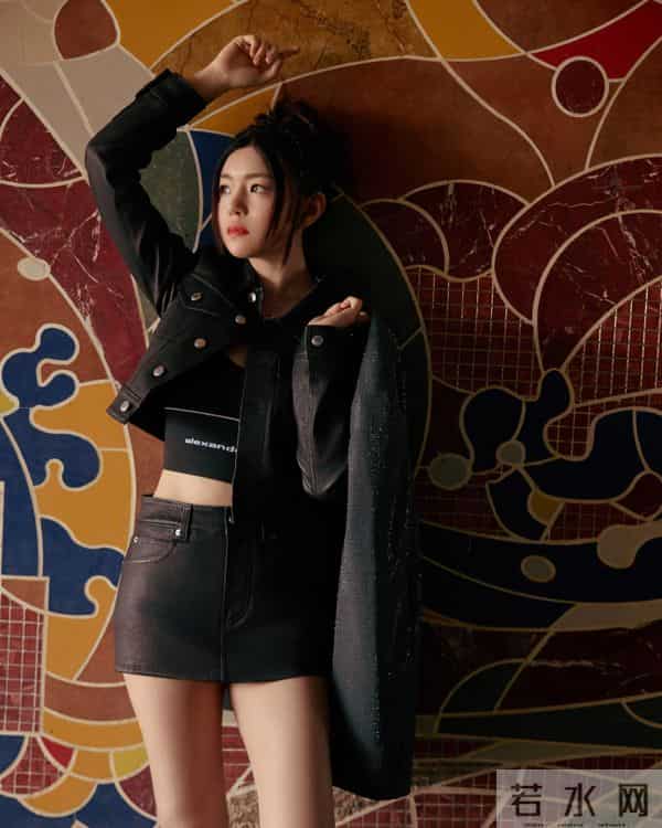 陈妍希短皮裙穿搭写真,好美啊,腿真嫩