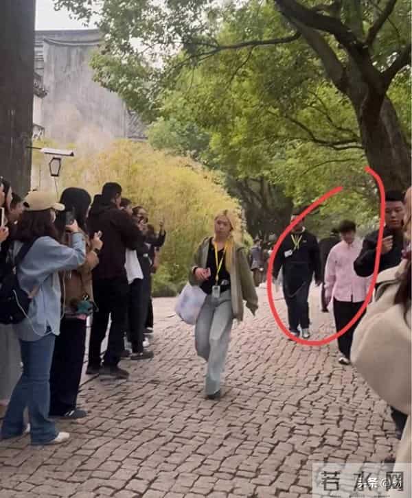 51岁何炅乌镇被偶遇，穿粉色条纹衬衣步伐矫健，带金丝眼镜显年轻