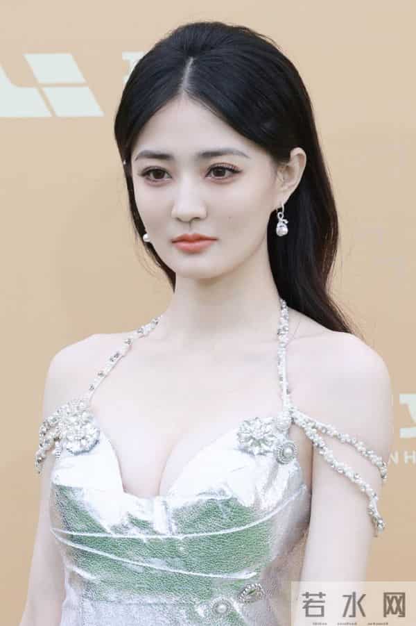 真看不出来 徐璐挺放的开的 蹦迪嗨玩 肚兜美背撩人