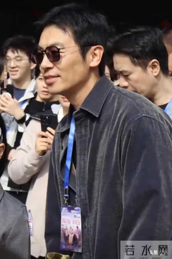 42岁朱亚文现身南京旅游，高大帅气人群里好显眼，脸上皱纹显成熟