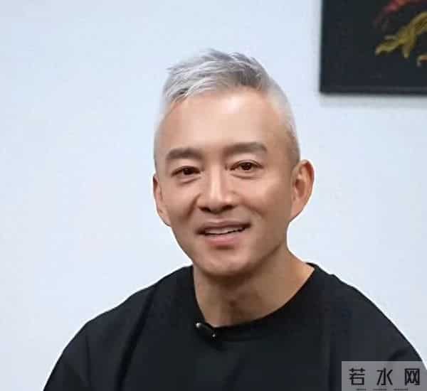 知名主持人突然宣布复出!已满头白发