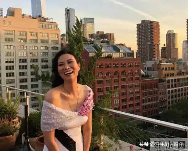 邓文迪和默多克在1999年的合影罕见曝光,邓文迪一头短发像假小子