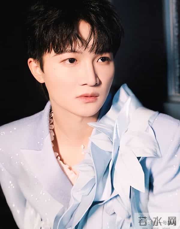 人民日报专访,揭开32岁周深的真实处境,原来那英说的一针见血