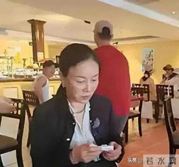 57岁那英现身国外就餐，素颜曝光真实状态，真成五旬老太了